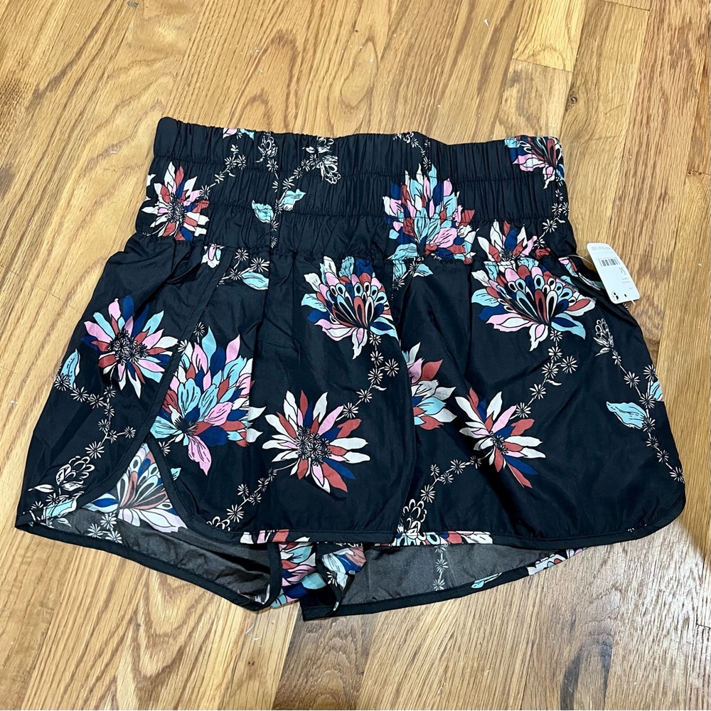 NWT FREE PEOPLE WAY HOME SHORTS IN SIZE MEDIUM